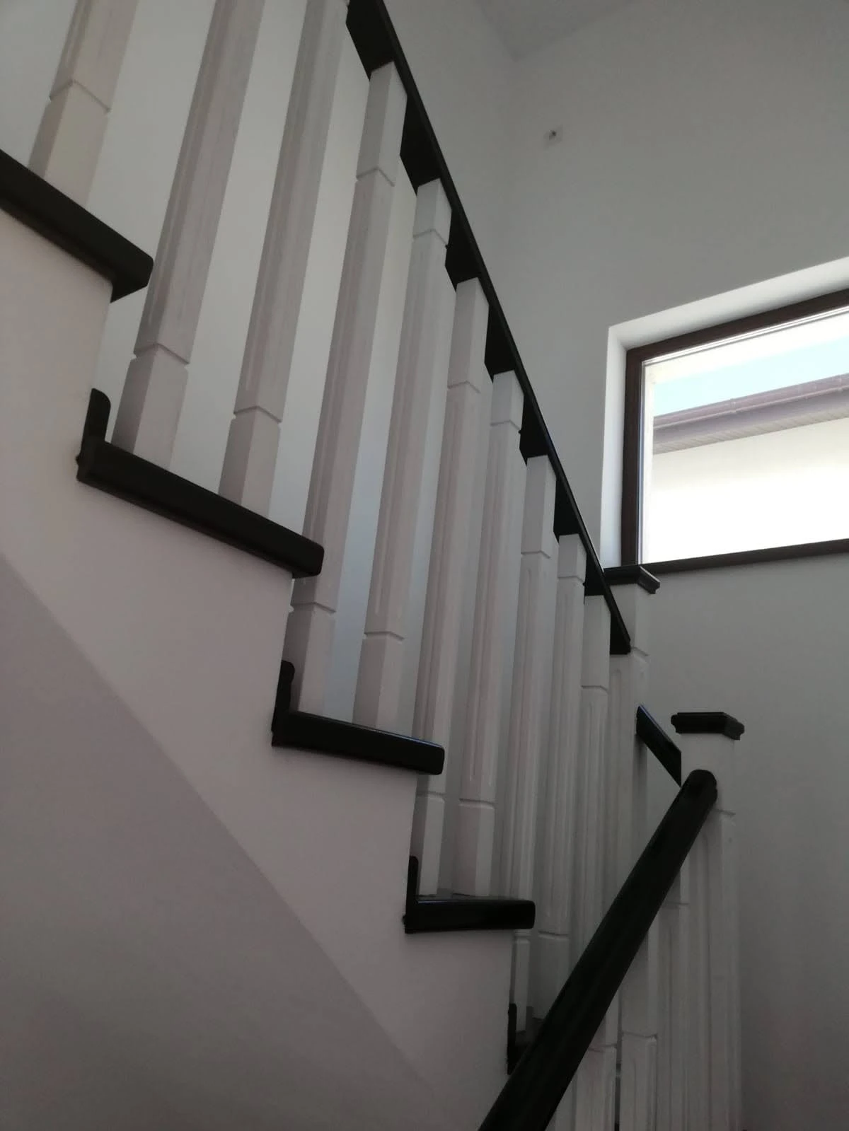 Scara stejar wenge cu contratrepte albe