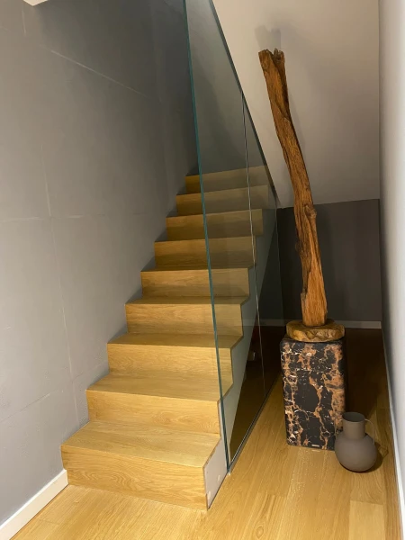 Scara stejar minimalist