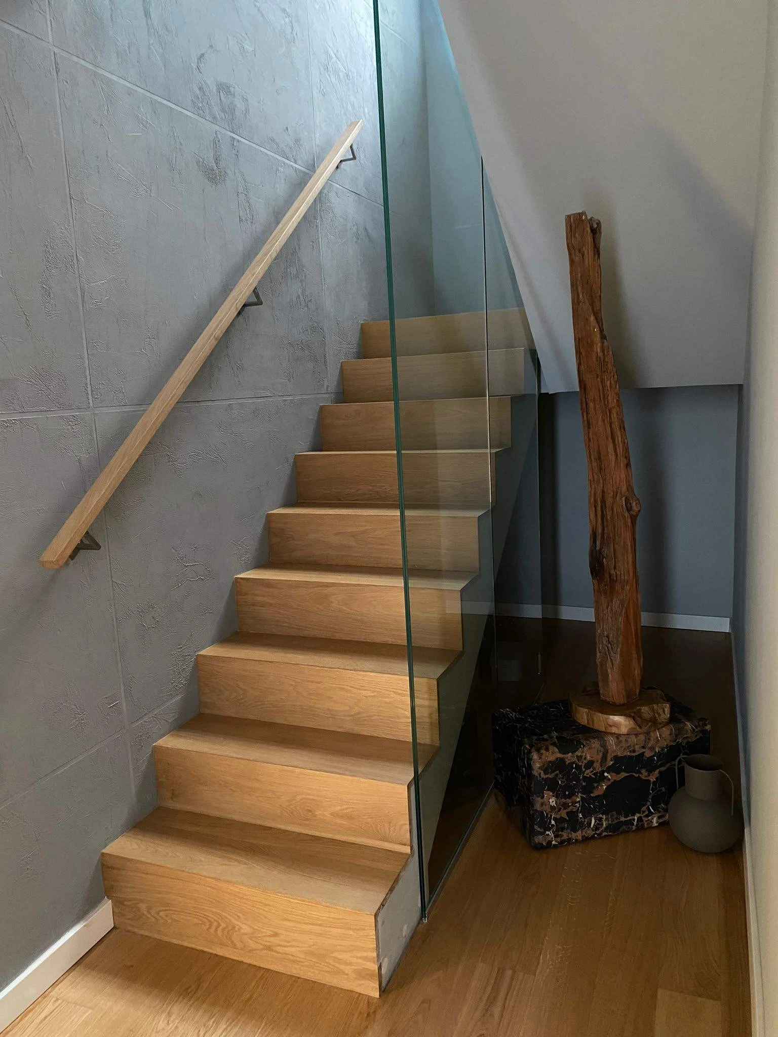 Scara stejar minimalist