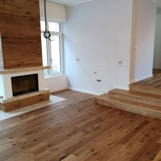 Parchet tripliustratificat Kahrs Husk si scara